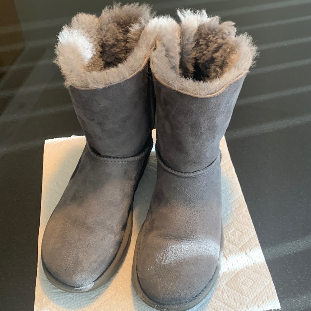 Womans size 7 UGG boot